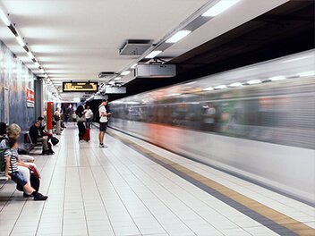 Die hochentwickelte und effiziente COB-Technologie findet auch immer Einsatz zur Tunnelbeleuchtung zum Beispiel bei U-Bahn Haltestellen.